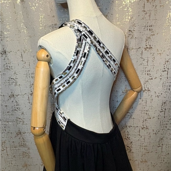 Junior's Elegant Black One-Shoulder Dress with Silver Accents - Picture 5 of 10